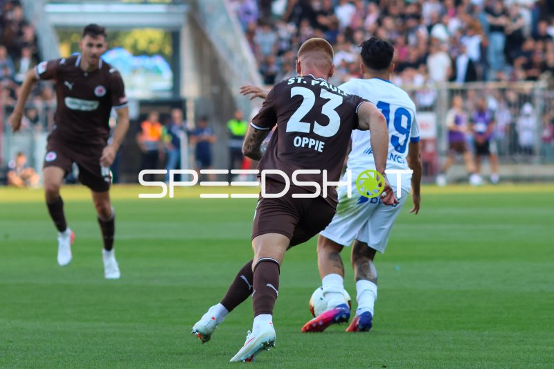 Louis Oppie (#23; FC St. Pauli) im Zweikampf gegen Lusimi Cruz (#19; Deportivo A Coruna)