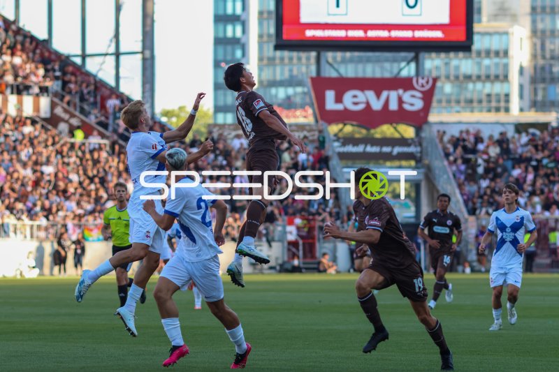 Taichi Hara(#18; FC St. Pauli) gewinnt Kopfballduell gegen Deportivo A Coruña