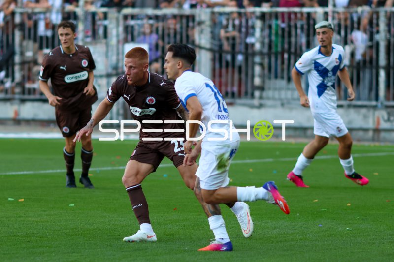 Louis Oppie (#23; FC St. Pauli) im Zweikampf gegen Deportivo A Coruña
