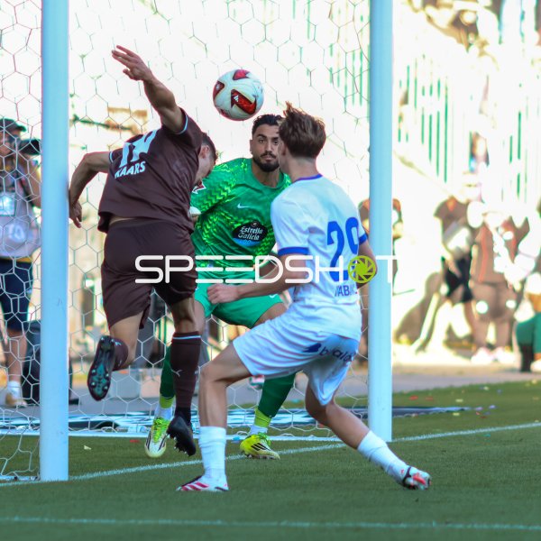 Martijn Kaars (#19; FC St. Pauli) köpft aufs Tor gegen Deportivo-Keeper