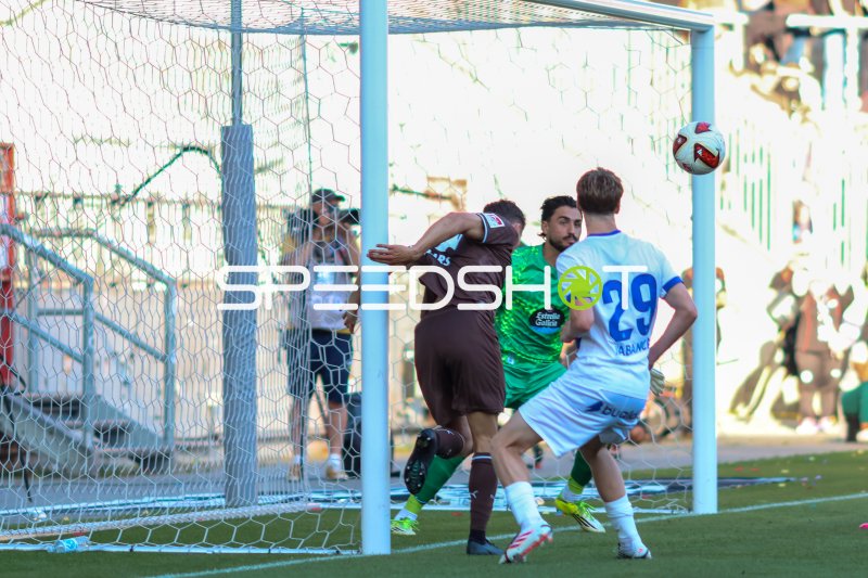 Xabier Campos Pinilla (#29; Deportivo A Coruña) im Zweikampf vor dem Tor