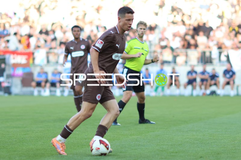 Mathias Rasmussen (FC St. Pauli) am Ball im Millerntor-Stadion