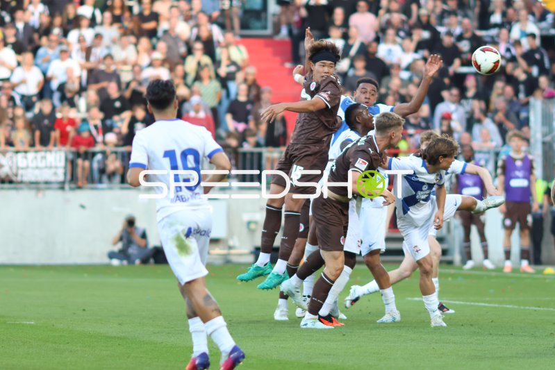 Tomoya Ando (#15; FC St. Pauli) im Kopfballduell gegen Deportivo A Coruña