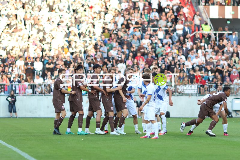 Taichi Hara, Martijn Kaars und Marcus Mathisen in der Mauer beim Freistoß