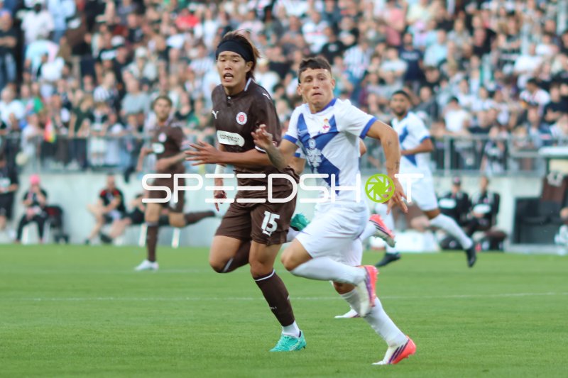 Tomoya Ando (#15; FC St. Pauli) im Zweikampf gegen Deportivo A Coruña