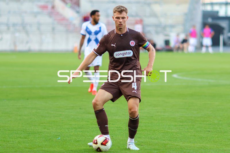 David Nemeth (#4; FC St. Pauli) am Ball im Millerntor-Stadion