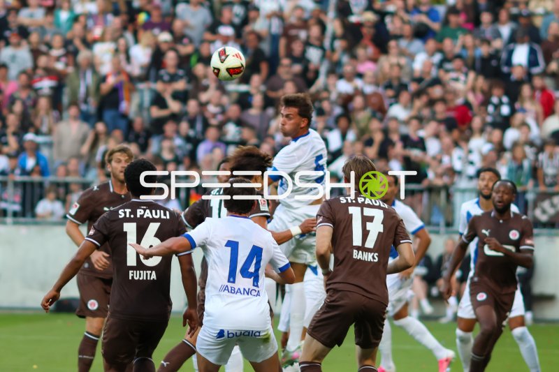 Kopfballduell im Millerntor: Marcus Mathisen und Scott Banks (#17) im Zweikampf