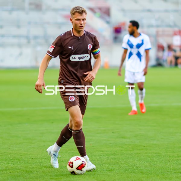 David Nemeth (FC St. Pauli) am Ball im Millerntor-Stadion