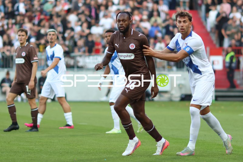 Ricky-Jade Jones (#26; FC St. Pauli) im Zweikampf gegen Deportivo A Coruña