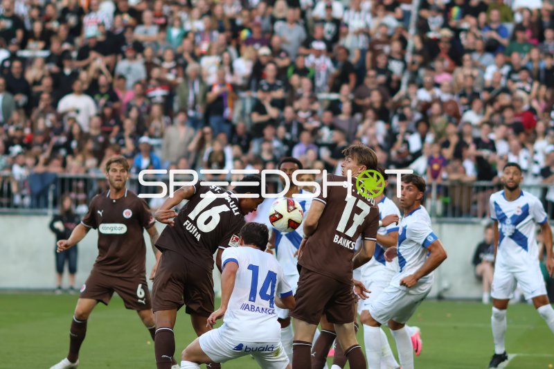 Joel Chima Fujita (#16; FC St. Pauli) und Scott Banks (#17; FC St. Pauli) im Kopfballduell