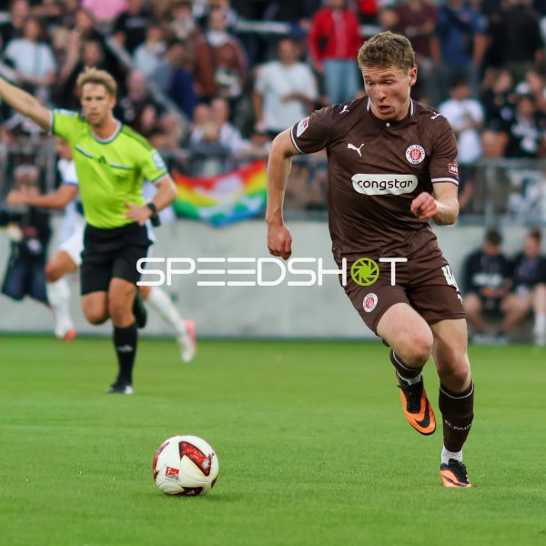 Rawley St. John (FC St. Pauli) treibt den Ball voran