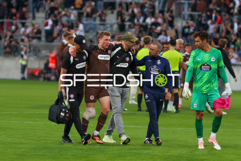 Rawley St. John (#53; FC St. Pauli) wird verletzt vom Feld geführt