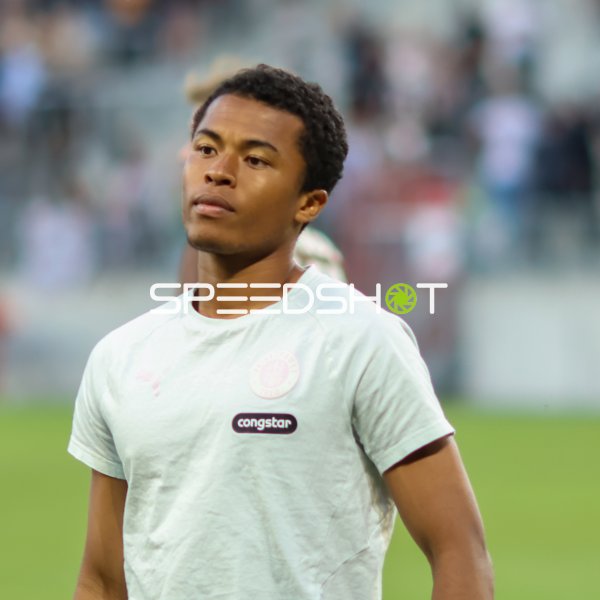 Joel Chima Fujita (FC St. Pauli) beim Aufwärmen im Millerntor-Stadion