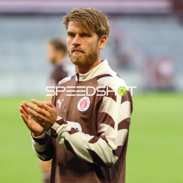 Marcus Mathisen (FC St. Pauli) applaudiert nach seinem ersten Einsatz am Millerntor
