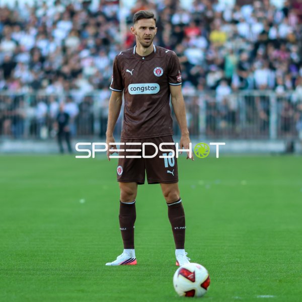 Branimir Hrgota (#10; FC St. Pauli) vor dem Freistoß