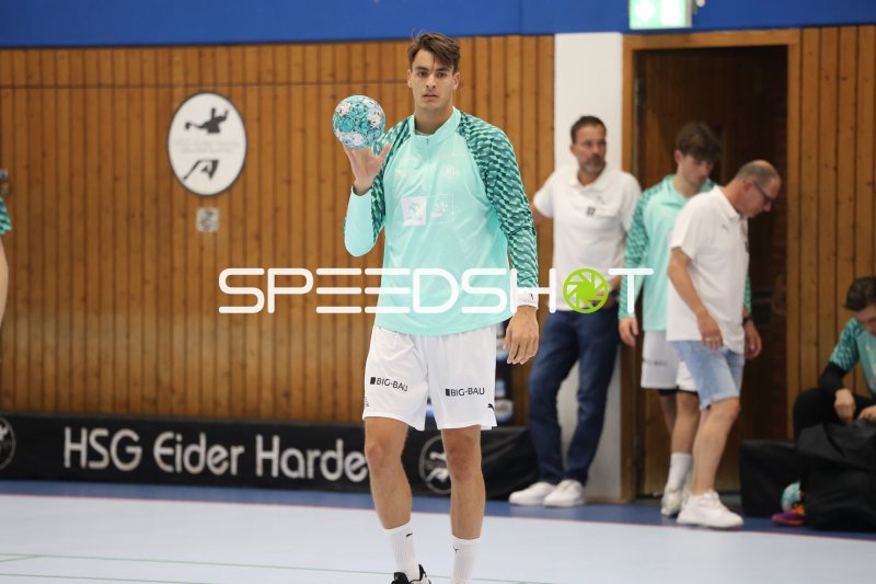 Julian Köster mit Ball in der Werner-Kuhrt-Halle Hohn