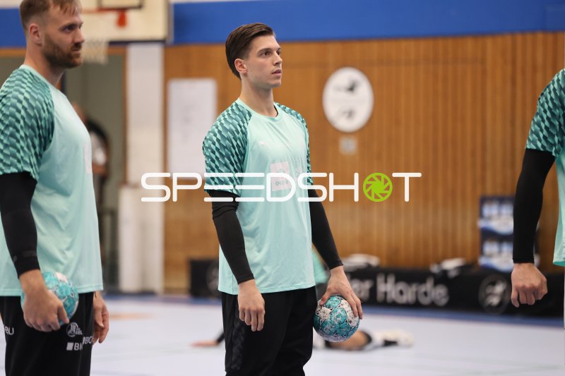 Domen Makuc und Andreas Wolff (#33; THW Kiel) beim Aufwärmen in Hohn