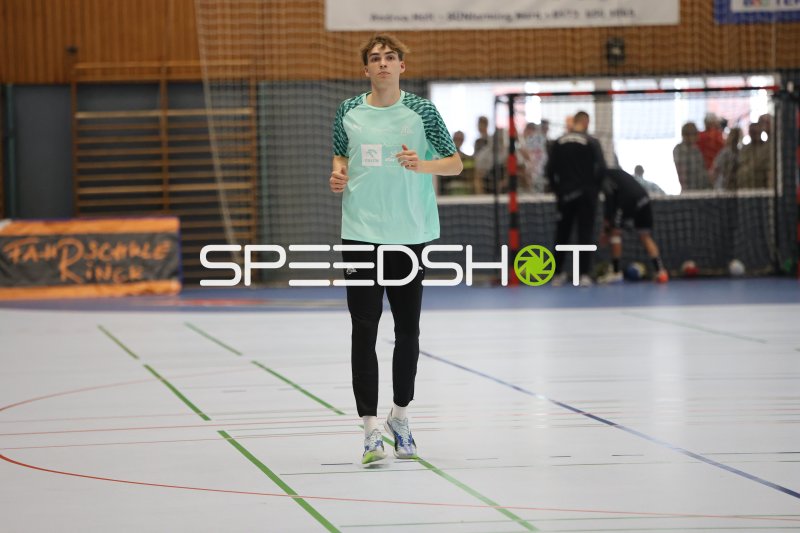 Ben Szilagyi (THW Kiel) beim Aufwärmen in der Werner-Kuhrt-Halle