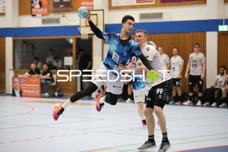 Domen Makuc (THW Kiel) beim Sprungwurf gegen Thure Bielfeld (#17; HSG Eider Harde)