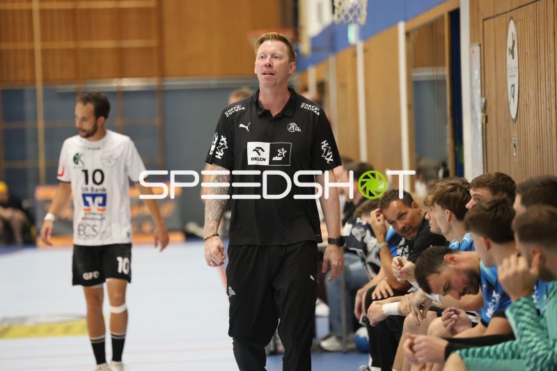 Børge Lund (THW Kiel) beobachtet das Spiel an der Seitenlinie