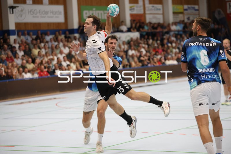 HSG Eider Harde Spieler beim Sprungwurf gegen Harald Reinkind (#6; THW Kiel)