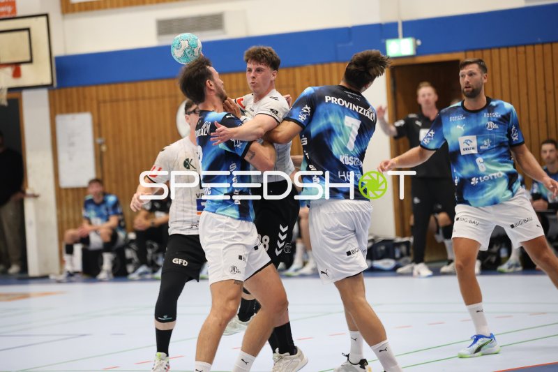 Finn-Luca Bies (#28; HSG Eider Harde) im Zweikampf gegen THW Kiel