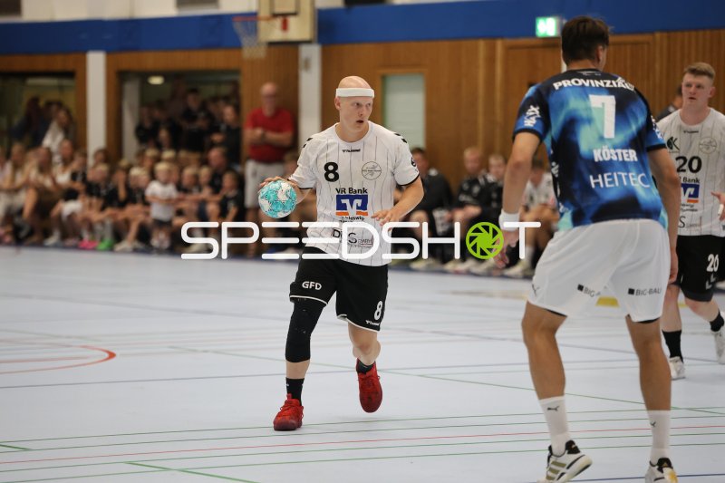 Jonah Schatz (#8; HSG Eider Harde) mit Ball im Spielaufbau