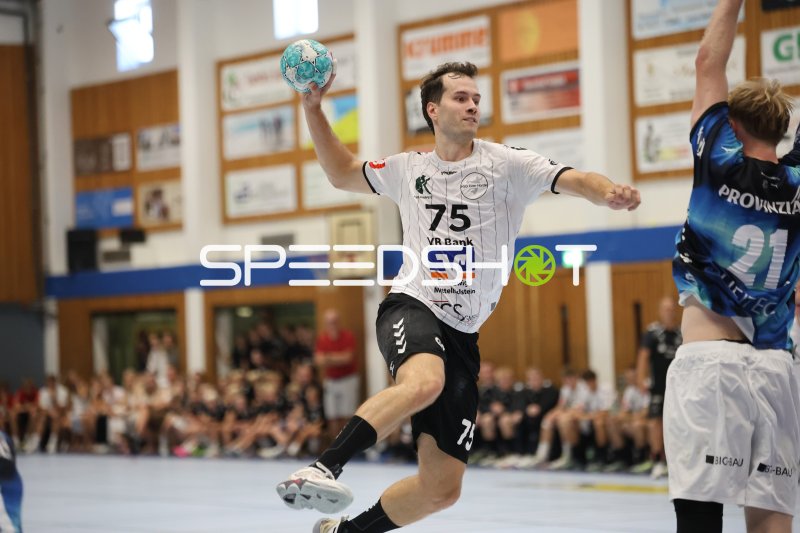 Tjorben Heckel (#75; HSG Eider Harde) beim Sprungwurf