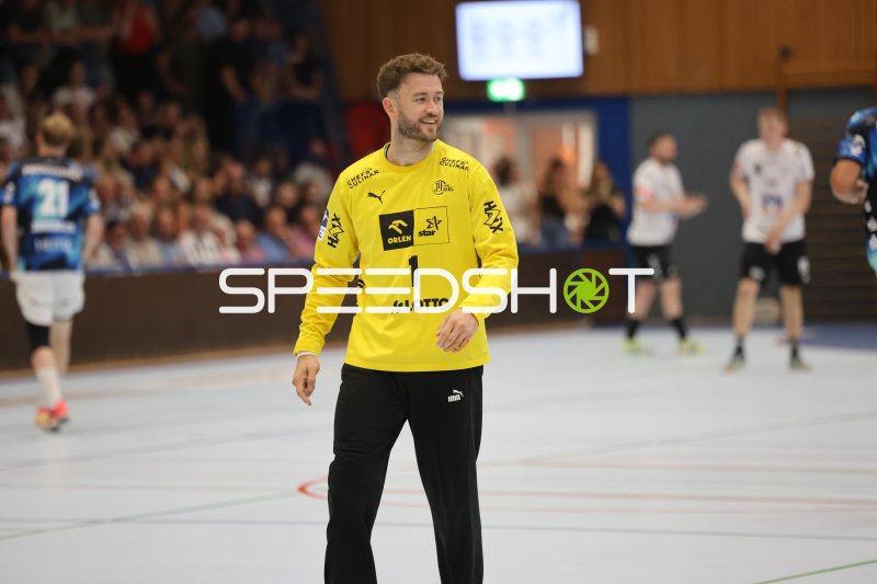 Gonzalo Perez de Vargas (#1; THW Kiel) lächelnd in der Werner-Kuhrt-Halle