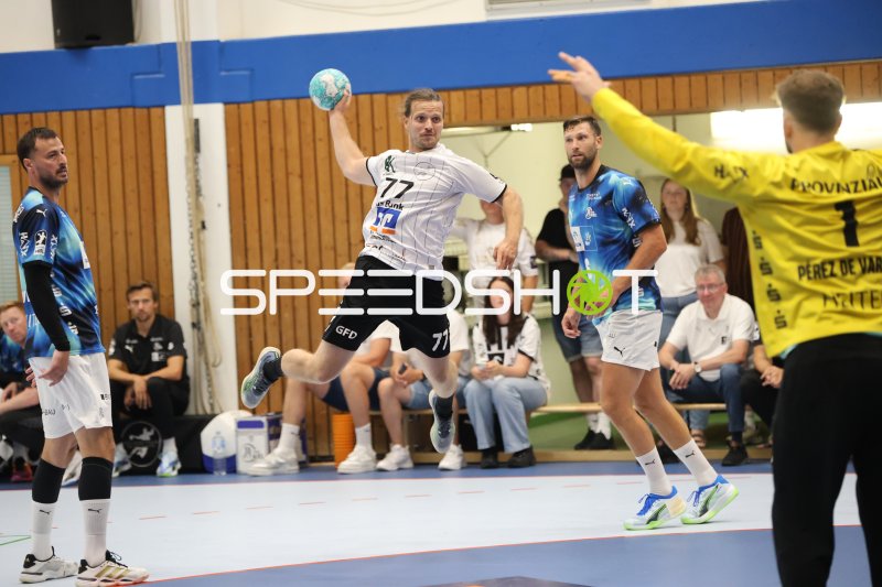 Georg Rohwer (#77; HSG Eider Harde) beim Sprungwurf gegen THW Kiel