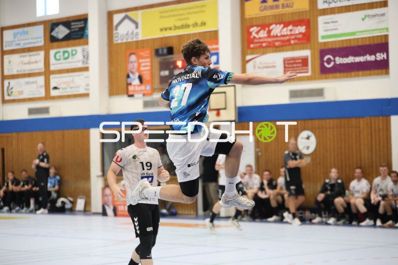 Kjell Suhr (#27; THW Kiel) beim Sprungwurf in der Werner-Kuhrt-Halle