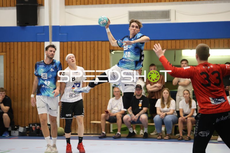 Ben Szilagyi (#28, THW Kiel) beim Sprungwurf gegen HSG Eider Harde