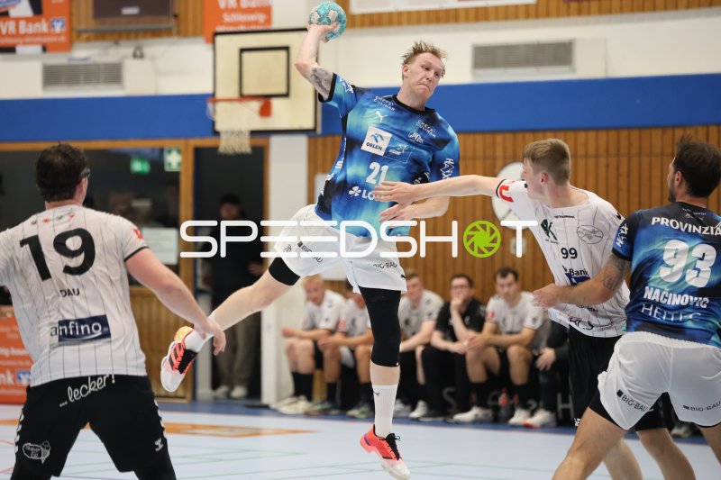 Eric Johansson (#21; THW Kiel) beim Sprungwurf gegen HSG Eider Harde
