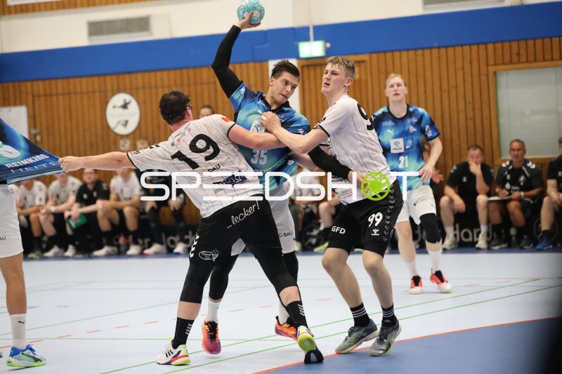 Domen Makuc (#35; THW Kiel) im Wurf gegen HSG Eider Harde