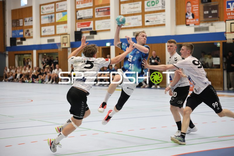 Eric Johansson (#21; THW Kiel) zieht ab gegen HSG Eider Harde