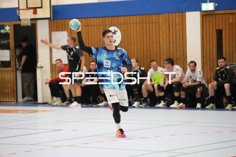 Domen Makuc (#35; THW Kiel) beim Wurfansatz in der Werner-Kuhrt-Halle