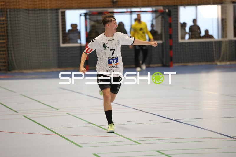 Piet Dau (#11; HSG Eider Harde) bejubelt Treffer in der Werner-Kuhrt-Halle