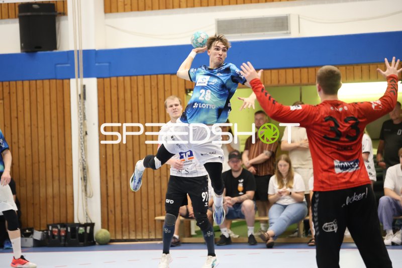 Ben Szilagyi (#28; THW Kiel) beim Sprungwurf gegen HSG Eider Harde