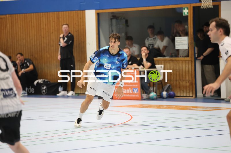 Julian Köster (#7; THW Kiel) im Laufduell in der Werner-Kuhrt-Halle