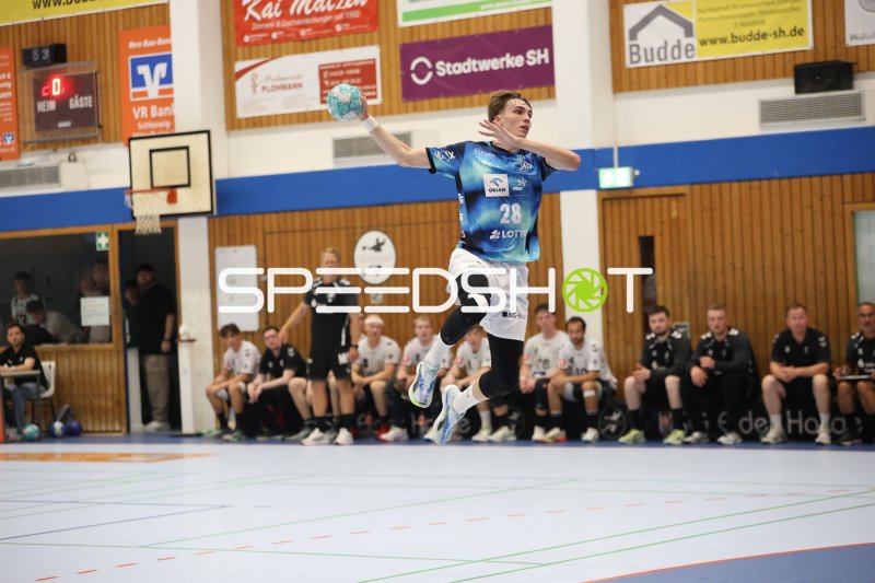 Ben Szilagyi (#28; THW Kiel) beim Sprungwurf in der Werner-Kuhrt-Halle