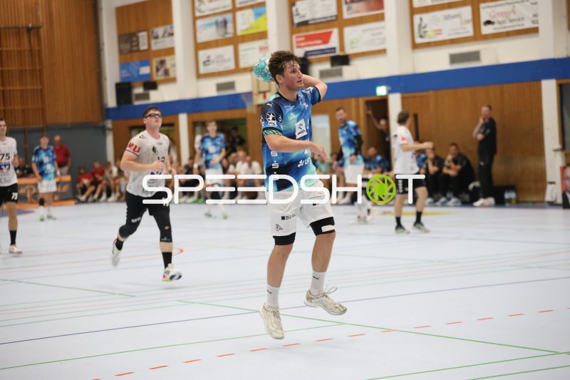 Kjell Suhr (#27; THW Kiel) beim Sprungwurf in der Werner-Kuhrt-Halle