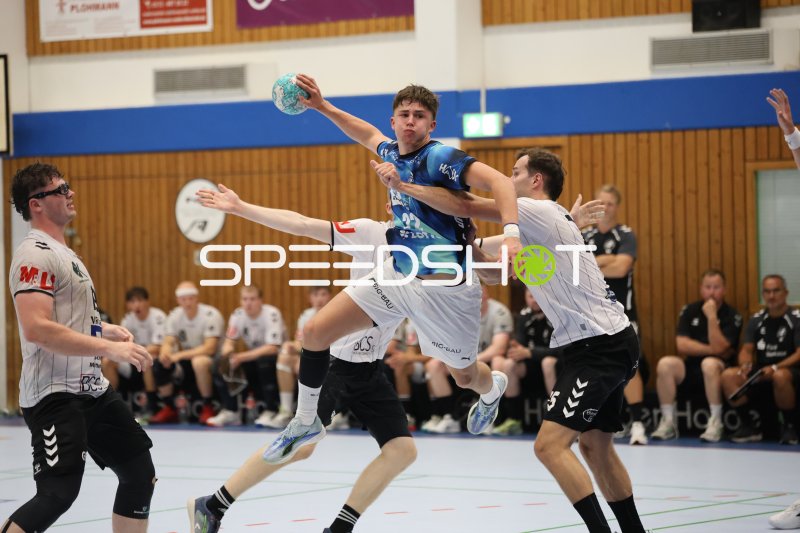 Rasmus Ankermann (#22; THW Kiel) im Sprungwurf gegen HSG Eider Harde