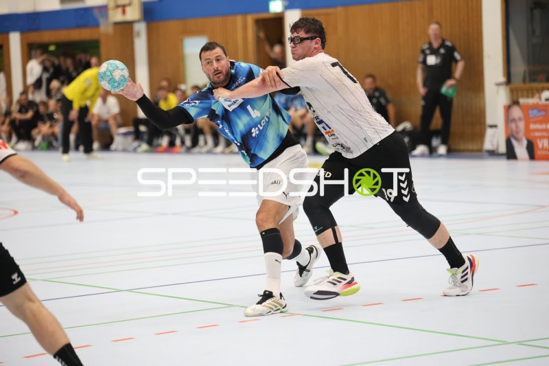Domagoj Duvnjak (#4; THW Kiel) im Zweikampf gegen HSG Eider Harde