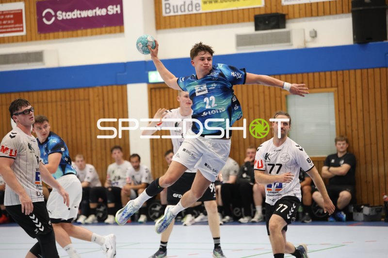Rasmus Ankermann (#22; THW Kiel) beim Sprungwurf gegen HSG Eider Harde