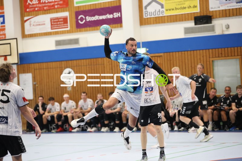 Domagoj Duvnjak (#4; THW Kiel) im Sprungwurf gegen HSG Eider Harde