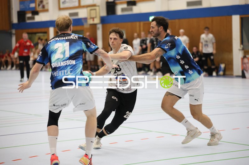 Finn-Luca Bies (#28; HSG Eider Harde) im Zweikampf gegen THW Kiel