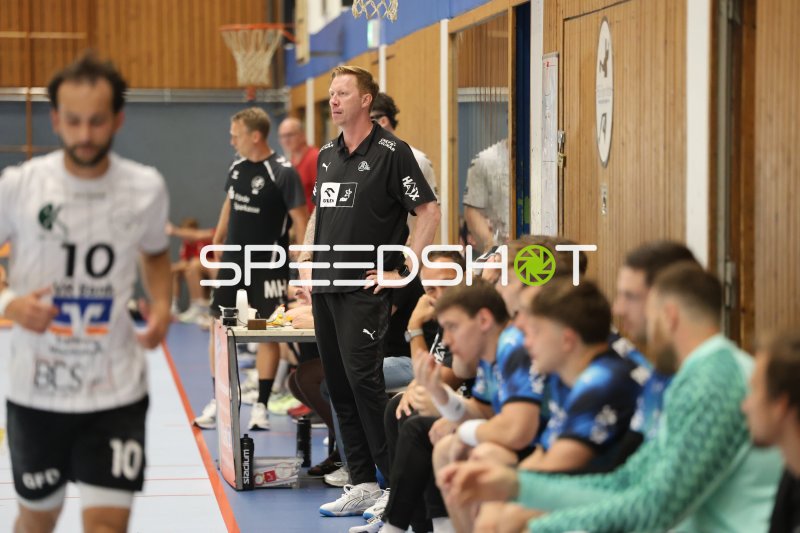 Børge Lund (THW Kiel) beobachtet das Spiel von der Seitenlinie