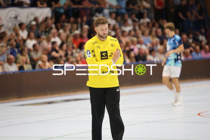 Gonzalo Perez de Vargas (#1; THW Kiel) klatscht in der Werner-Kuhrt-Halle