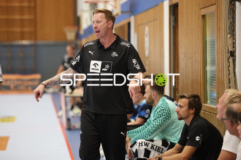 Børge Lund (THW Kiel) gibt lautstark Anweisungen von der Seitenlinie