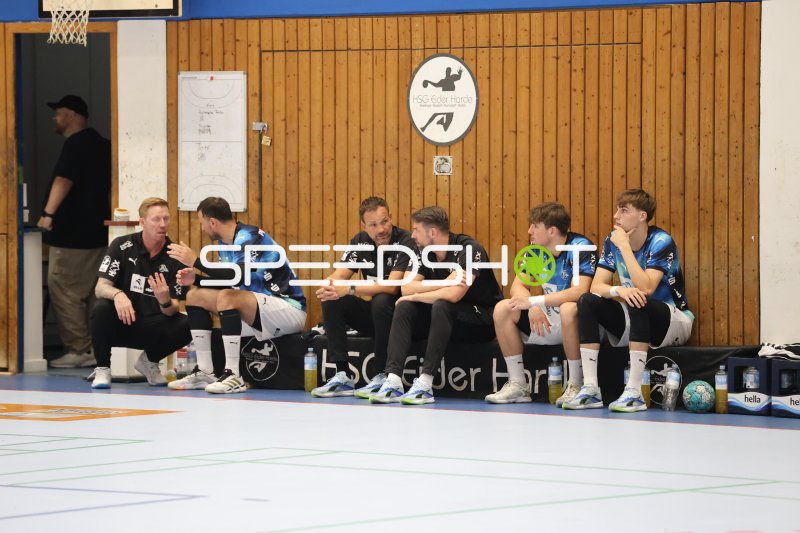 Børge Lund (THW Kiel) instruiert Spieler auf der Auswechselbank